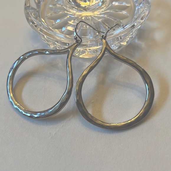 Silver tone dangle earrings - Picture 1 of 1